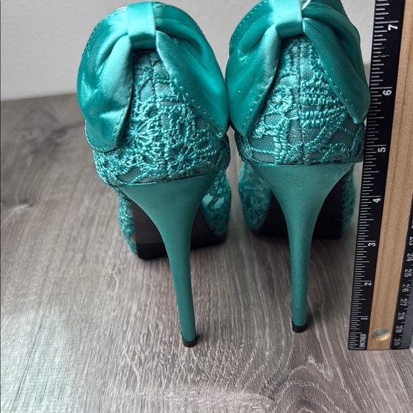 Elegant Green Lace High Heels - Picture 4 of 6